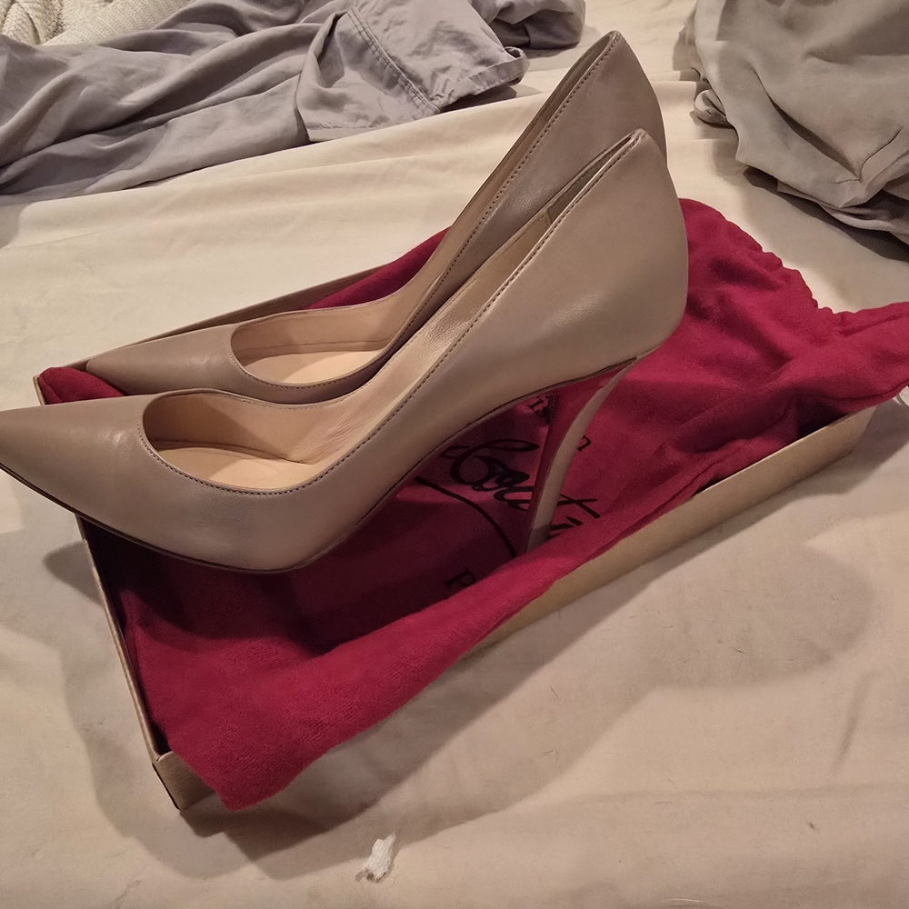 Christian Louboutin Nude Leather Pointed-Toe Pump with Red Sole - Picture 5 of 10